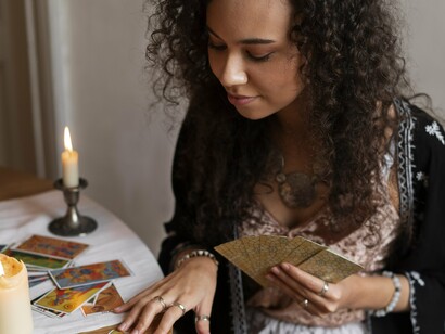 Mulher tira cartas para si. É um Arcano que incita à prudência, saiba esperar antes de agir, não se precipite nem aja por impulso, procure primeiro saber muito bem aquilo que está à sua volta e com o que pode contar. Tanto em assuntos amorosos como em questões profissionais ou assuntos financeiros ela indica que deve usar a sua sensibilidade para conhecer melhor as pessoas e compreender as suas motivações