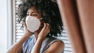 ragazza indossa la mascherina in casa durante il periodo della pandemia in Italia