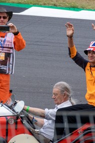 Lando Norris è un giovane pilota britannico noto per la sua incredibile velocità e precisione in pista, che lo hanno reso uno dei talenti emergenti più promettenti della Formula 1