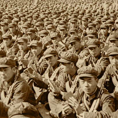 Guardias rojos en mitin leyendo el librito rojo de Mao Zedong, Beijing, 1966