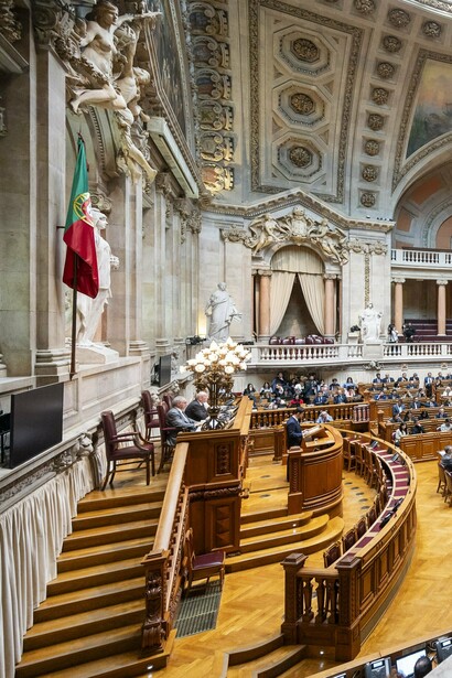 O espaço onde ocorrem debates e votações parlamentares simboliza o funcionamento da democracia representativa. O artigo relaciona esse cenário ao desgaste da confiança pública nas instituições políticas