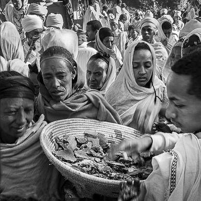 Etiopia, Lalibela, 2020. Chiesa Biete Lehem, distribuzione del pane benedetto durante il Natale copto (Genna). Foto di Stefano Torrione, gentilmente concesse