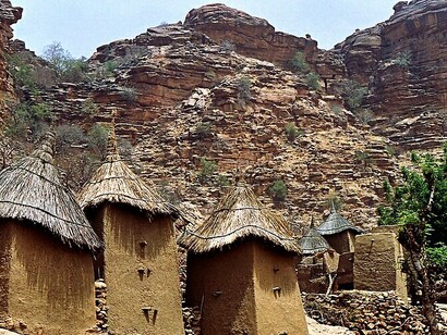 Greniers au pied de la falaise de Bandiagara au Pays Dogon, Mali