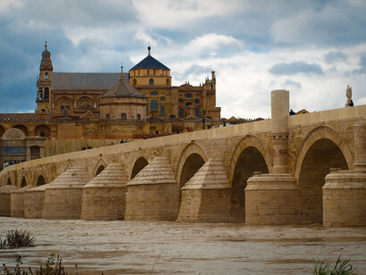 El antiguo puente romano de Córdoba, conocido como el Puente Romano, también fue utilizado para representar el Puente Largo de "Volantis", España