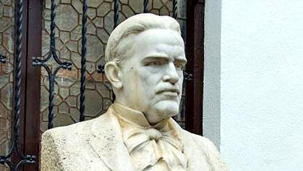 Escultor Lorenzo Coullaut Valera, busto de Juan Valera y Alcalá-Galiano (18 October 1824 — 18 April 1905): escritor, diplomático y político español. Museo de Bellas Artes, Córdoba, España