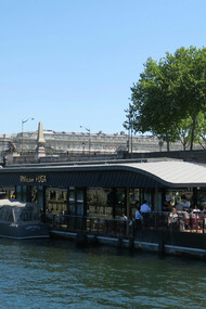 Vue d'un restaurant sur les berges de la Seine, à Paris, en France, près du pont Alexandre III