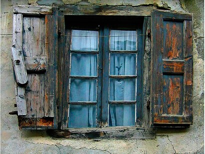 Ventana de un viejo caserón