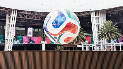 Replica gigante del balón Adidas Trionda en la Terminal 2 del Aeropuerto Internacional de la Ciudad de México