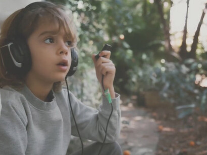 Director Ana Petta reviewing footage with editor Paulo Celestino — their collaboration shaped the film’s intimate tone and narrative rhythm