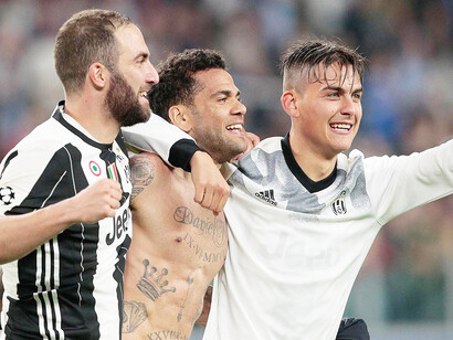 Higuaín, Alves y Dybala, exultantes tras una victoria de la Juventus