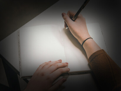 Joven a punto de escribir en un cuaderno