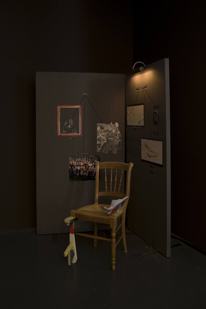 Laure Prouvost, Information panel de la famille, 2014, Bois, tissu, colle, crochets, papier, chaise, Dimensions variables (Hauteur : 181,5 cm), Courtesy Galerie Nathalie Obadia, Paris/Bruxelles  