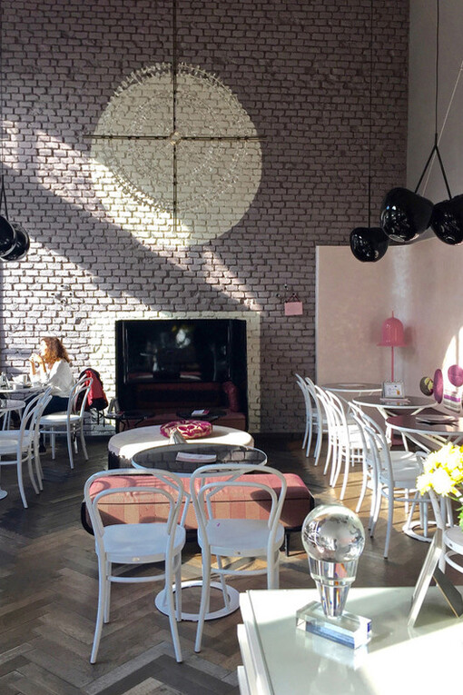 Un interno del caffè-pasticceria Lolita, disegnato da Nika Zupanc