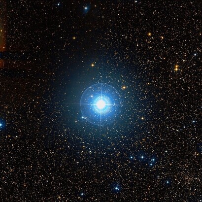 Con il suo stile diretto e anticonformista, è diventata simbolo di libertà intellettuale e pensiero critico. Nella foto "Epsilon Aurigae", una stella della costellazione dell'Auriga, la quinta stella più luminosa di questa costellazione 