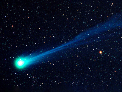 Cometa surcando el espacio