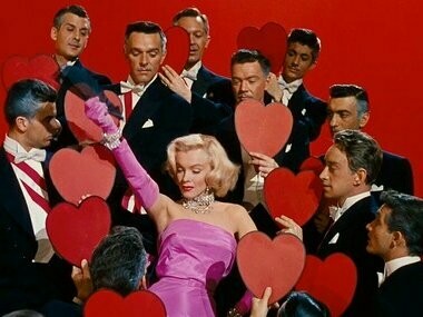 Gentlemen Prefer Blondes (1953), dirigido por Howard Hawks, com Marilyn Monroe e Jane Russell, além das cenas evidenciando a joalharia, põe Marilyn Monroe a cantar Diamonds are Girls’s best Friends, referindo as marcas de casas de diamantes (Tiffany’s, Cartier, Black Star, Frost, Gorham e Harry Winston)