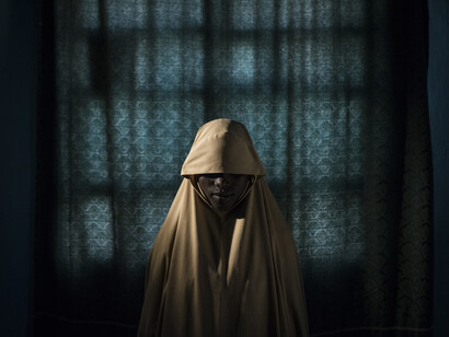 Aisha, 14 anni, a Maiduguri, Nigeria, 21 settembre 2017. Aisha è riuscita a scappare dai miliziani di Boko Haram che l’avevano rapita. Boko Haram Strapped Suicide Bombs to Them. Somehow These Teenage Girls Survived. © Adam Ferguson, for The New York Times