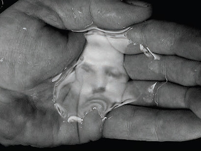 Oscar Muñoz, Línea del destino [Ligne du destin], 2006, Vidéo 4/3, noir et blanc, sans son, 1 min 54 s, Courtesy de l’artiste