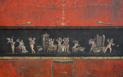 Affresco nella Casa dei Vettii rappresenta degli amorini profumieri che azionano una pressa per l'estrazione dell'olio mediante lunghi martelli, mentre una psyche mescola un recipiente posto sul fuoco e, presso un bancone con rotolo forse per i conti o con le ricette dei profumi, e bilancia, un cliente testa l'essenza sul dorso della mano. Regio VI, insula 15, civico 1. Pompei, Italia