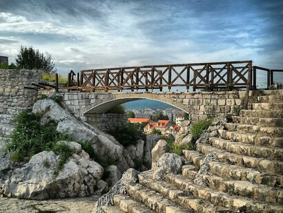 Ponte de pedra em Nikšić, Montenegro