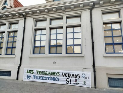 Pancarta por el SI de la Seguridad Social de AUTE y SUTTU. El 27 de octubre se votó además por dos plebiscitos; en ambos casos predominó el NO