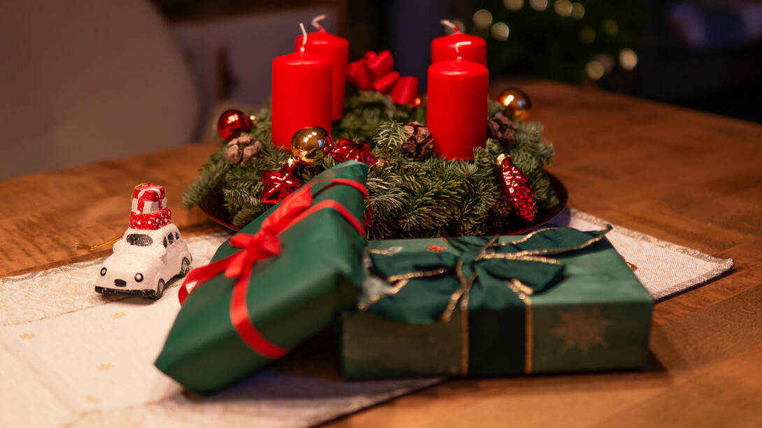 Uma tarde natalina assistindo a um filme repleto de nostalgia trouxe reflexões sobre os desafios da tecnologia na infância e a importância da presença familiar nos dias atuais