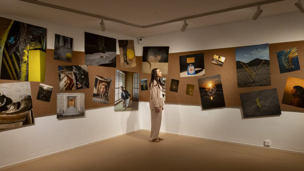 Cristina de Middel, Apoteosis now, vista de exhibición. Cortesía del IVAM