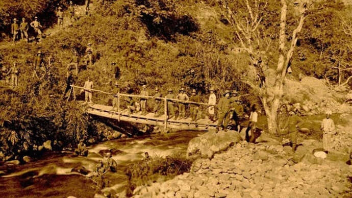 Marechaussee loopt over een brug in Atjeh, 1900.  Courtesy of M HKA 