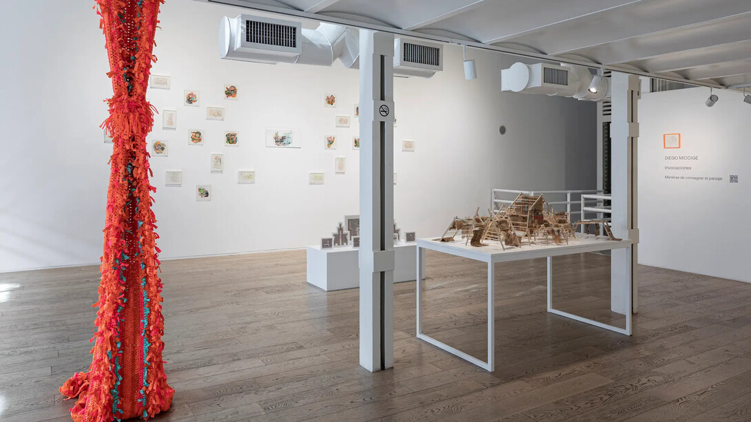 Diego Miccige, Invocaciones, maneras de consagrar el paisaje, vista de exhibición. Cortesía de la Galería Praxis