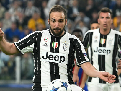 Gonzalo Higuain con alle sue spalle Mario Mandzukic allo Juventus Stadium durante la partita di andata con il Barcelona