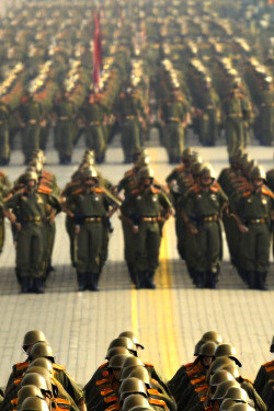 Von einer moralischen Perspektive aus ist es kaum vertretbar, junge Menschen gegen ihren Willen an die Front zu schicken, um andere junge Menschen zu töten oder von diesen umgebracht zu werden, die ebenfalls oft gegen ihren Willen an die Front geschickt wurden