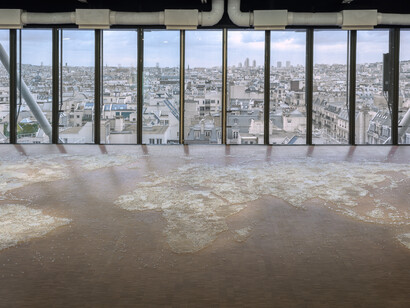 Mona Hatoum, Map (clear), 2015 - Biglie di vetro trasparente, 1000 x 1800 cm . Installation view, Centre Pompidou, Paris - Courtesy Mona Hatoum and Galerie Chantal Crousel, Paris. Photo: Florian Kleinefenn
