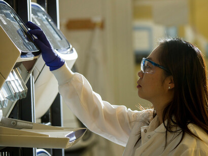 Descubra como o DNA pode revolucionar o armazenamento digital, oferecendo uma alternativa mais compacta e durável aos sistemas tradicionais de data centers