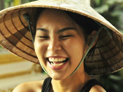 Donna dai tratti orientali: "Siamo sicuri che i nostri diritti siano acquisiti e non possa accaderci mai niente?"