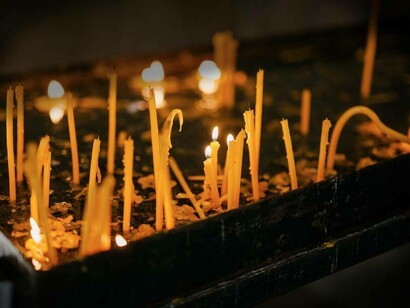 Candele illuminano e si consumano all'interno di una chiesa