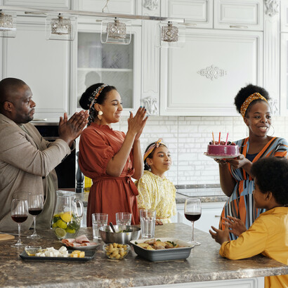 Família reunida em momento de celebração de aniversário