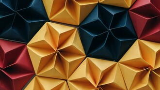 Ciascuno di noi è un origami: la prima piegatura del foglio determinerà quali forme finali saranno realizzate