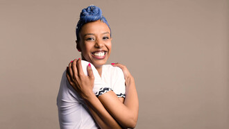 Una mujer mostrando su amor propio