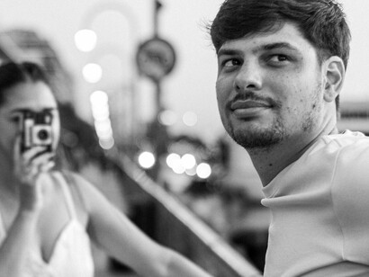 Mulher fotografa parceiro que parece ausente. Não raro, quando estava em um relacionamento que dava mínimos sinais de levá-la ao altar, ela se afastava dos amigos, a pedido de seu amado. Sara não deixava que nada e ninguém pudesse atrapalhar seu romance perfeito



