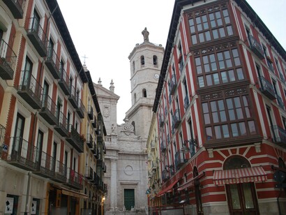Valladolid. Calle del centro de la ciudad con la catedral al fondo