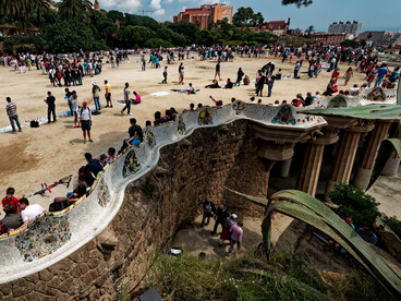 Antoni Gaudí i Cornet (1852-1926). Estamos frente a una arquitectura concebida por un autor excepcional. La degeometría no busca al genio. Busca la inteligencia colectiva. Parque Güell - Vista panorámica de la plaza principal, 1900-1914. Barcelona, España