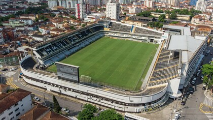 A Vila Belmiro, casa do Santos Futebol Clube, vista do alto em meio à paisagem urbana de Santos, no litoral paulista. O estádio é o cenário do novo desafio de Cuca à frente da equipe