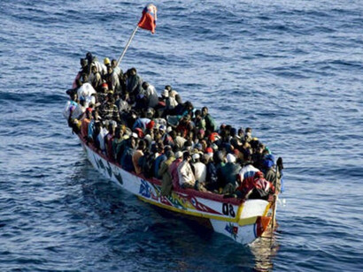 Embarcación cargada de emigrantes en el Mediterraneo