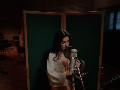 Cantora grava sua voz em estúdio