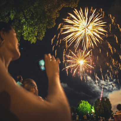 Registro de luzes no céu durante a passagem de um ano para outro