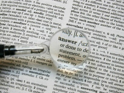 Mirando un diccionario con lupa