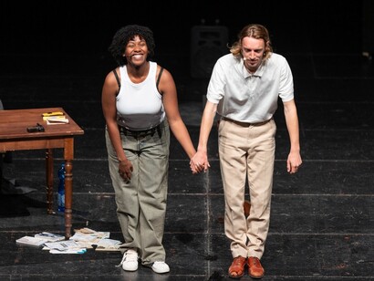 Olga Mouak e Arne De Tremerie in una scena della pièce teatrale "La Lettre", in scena al Romaeuropa Festival. Immagini di @Romaeuropa Festival