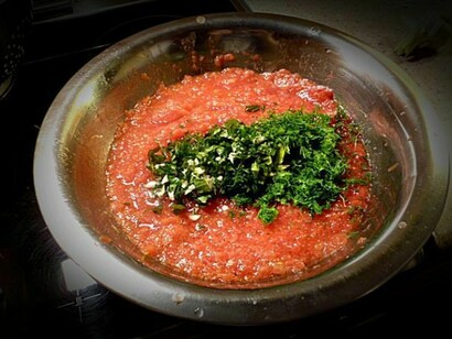 Préparation de tomates et persil