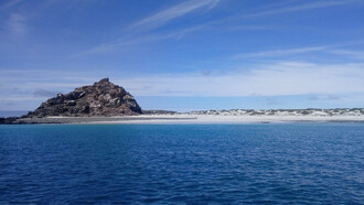 Vista desde el mar de Punta de Choros en la Región de Coquimbo, Chile