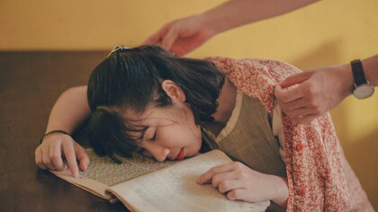 Mãos que cuidam de um familiar cansado enquanto estudava com afinco

